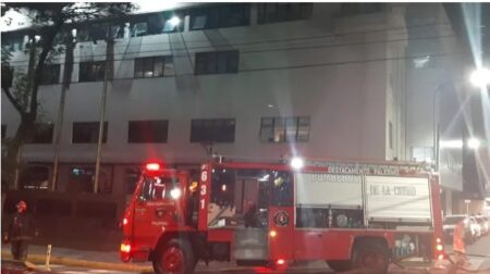 Un incendio provocó la evacuación de un edificio del Conicet imagen-1