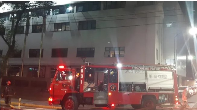 Un incendio provocó la evacuación de un edificio del Conicet imagen-27