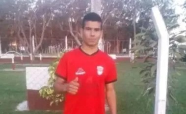 Tragedia en el fútbol de Corrientes: murió un jugador tras chocar contra un muro en pleno partido imagen-32