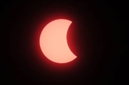 Millones de personas observaron el eclipse solar total 2024 que hizo de noche el día imagen-4