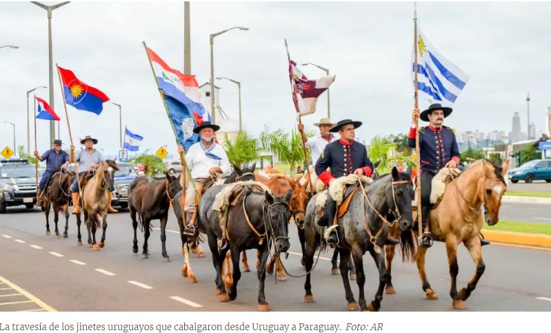 Siguiendo el "camino de Artigas", jinetes uruguayos llegan a Paraguay a través del puente San Roque González y son declarados Ciudadanos Ilustres de Encarnación imagen-2