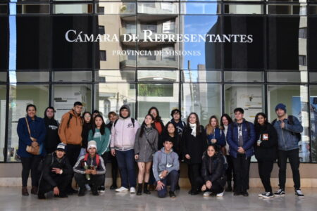 Estudiantes de Posadas, Comandante Andresito y Puerto Iguazú visitaron la Cámara de Representantes imagen-33