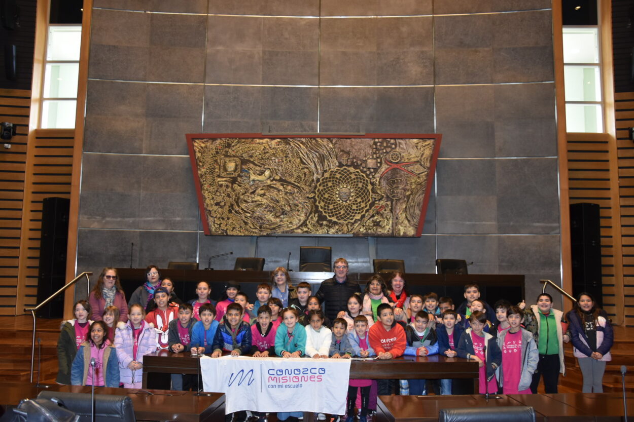 Experiencia educativa y cultural: Estudiantes de Capioví conocieron la Legislatura misionera imagen-9