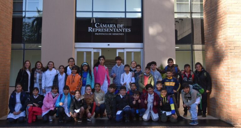 De la Escuela al Recinto: Estudiantes posadeños conocen la Cámara de Representantes imagen-3