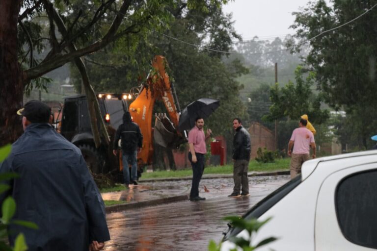 Alem: Municipalidad y Comité de Crisis asisten a familias afectadas por el temporal imagen-16