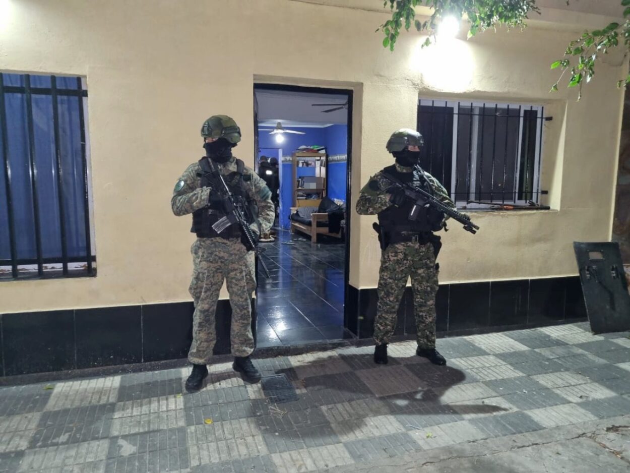 Operativo contra "Los Monos": allanamientos en Misiones, Corrientes Santa Fe y en territorio bonaerense finalizó con detenciones y varios secuestros para la causa imagen-2