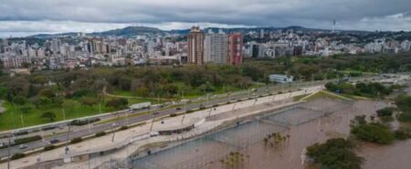 Porto Alegre virtualmente aislada por las inundaciones, casi 60 muertos y 67 desaparecidos imagen-38