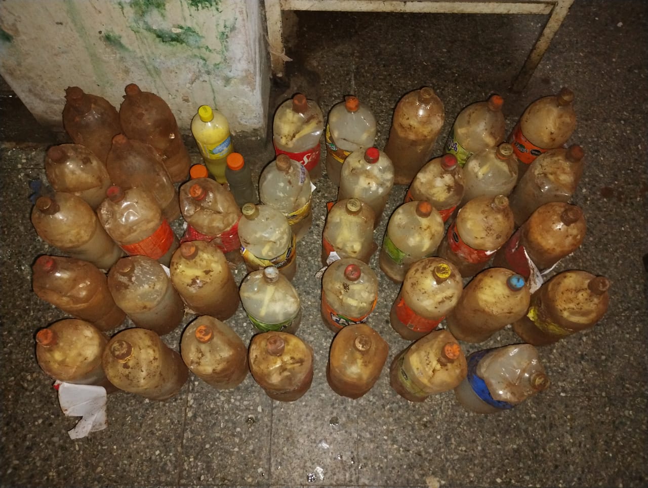 Incautan 40 botellas de bebidas alcohólicas de fabricación casera en Penal de Candelaria imagen-13