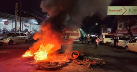 Protestas: comerciantes de la avenida Uruguay dicen que ya perdieron 90 % de las ventas y llaman a las partes a resolver el conflicto "cuanto antes" imagen-2
