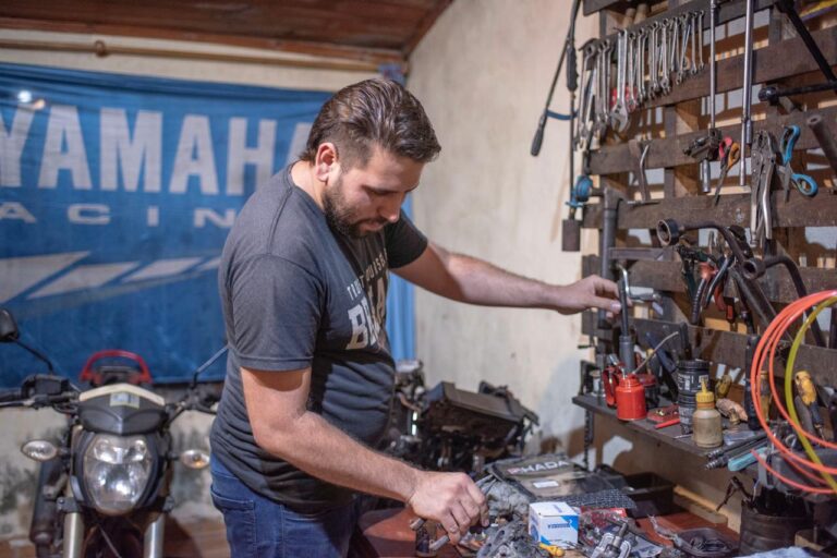 Combinar el trabajo con el estudio es posible: La historia de Leonardo, estudiante del Sipted y dueño de un taller de motos imagen-43