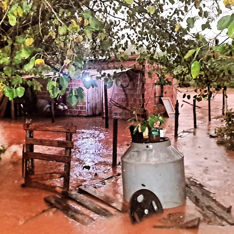 Temporal: Asisten a los afectados por las fuertes lluvias en toda la provincia imagen-49