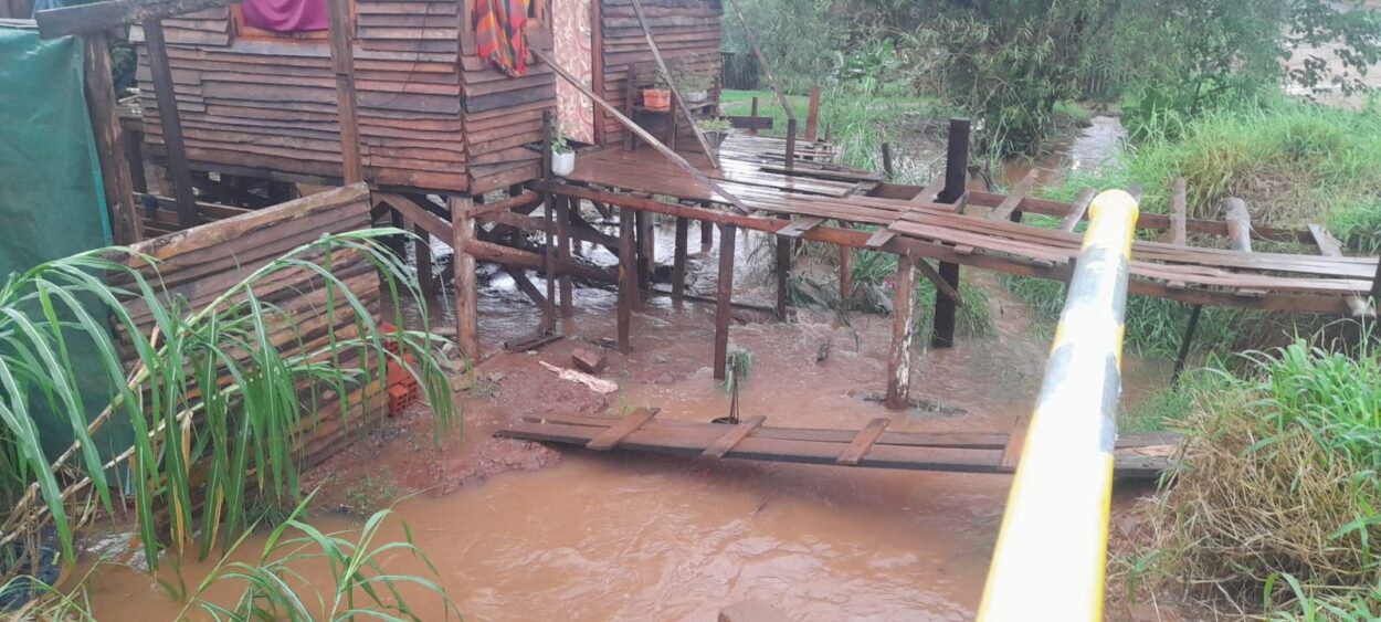 Temporal: Asisten a los afectados por las fuertes lluvias en toda la provincia imagen-45