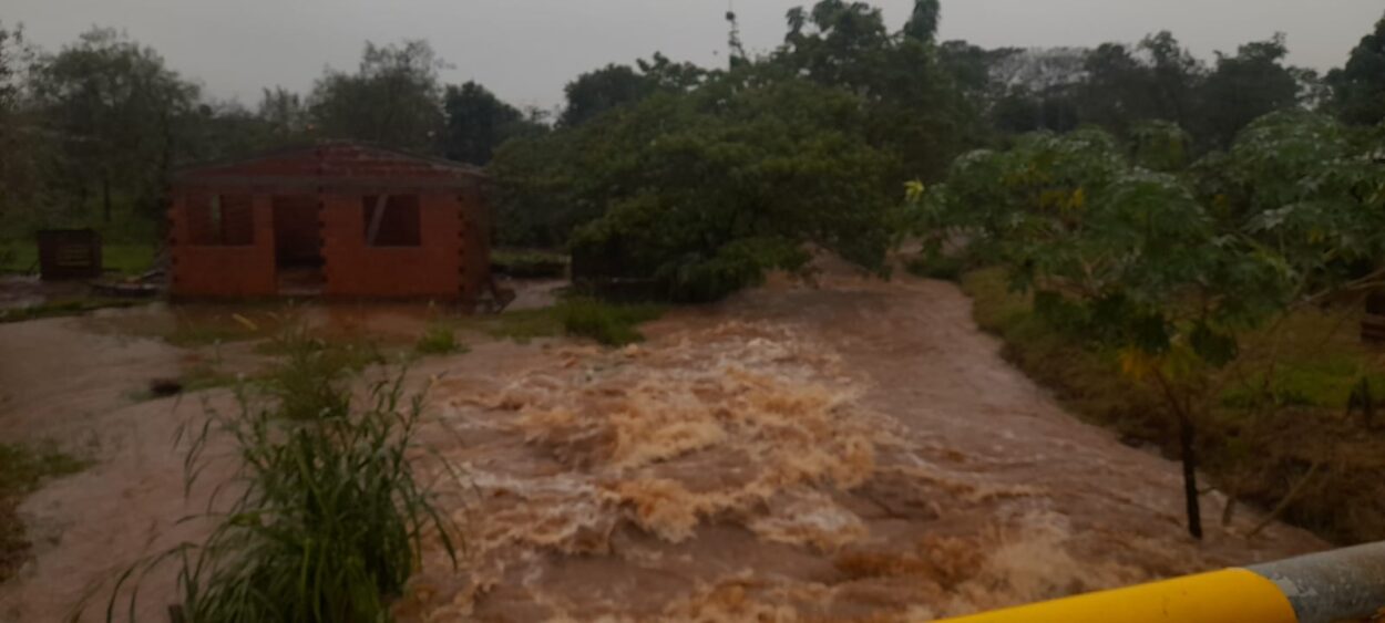 Temporal: Asisten a los afectados por las fuertes lluvias en toda la provincia imagen-11