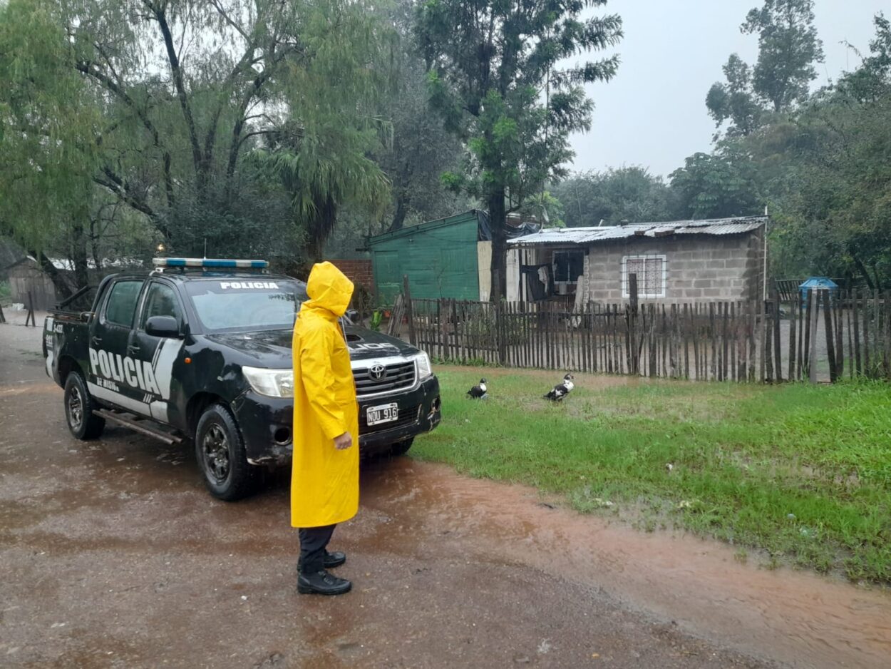 Temporal: Asisten a los afectados por las fuertes lluvias en toda la provincia imagen-51
