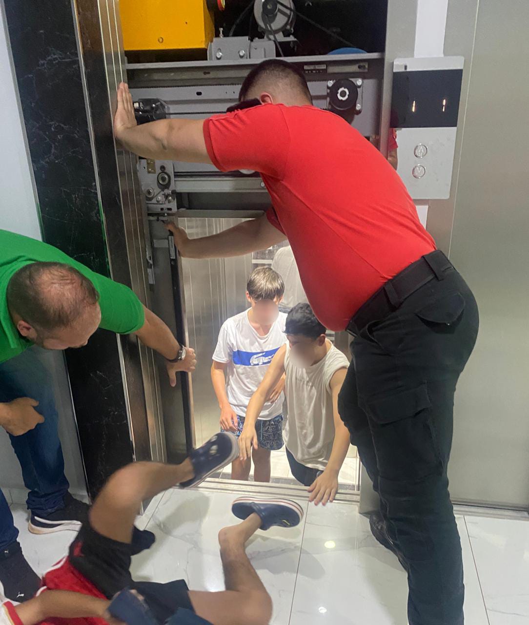 Rescataron a tres niños atrapados en un ascensor imagen-12