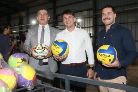 Inauguraron la fábrica de pelotas Kagiva en Posadas, con 30 puestos directos de trabajo y una producción estimada en 50.000 balones mensuales imagen-3