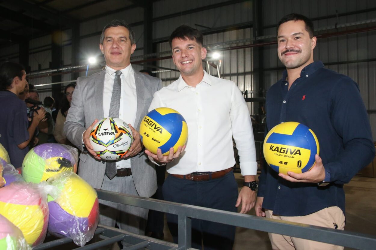 Inauguraron la fábrica de pelotas Kagiva en Posadas, con 30 puestos directos de trabajo y una producción estimada en 50.000 balones mensuales imagen-8