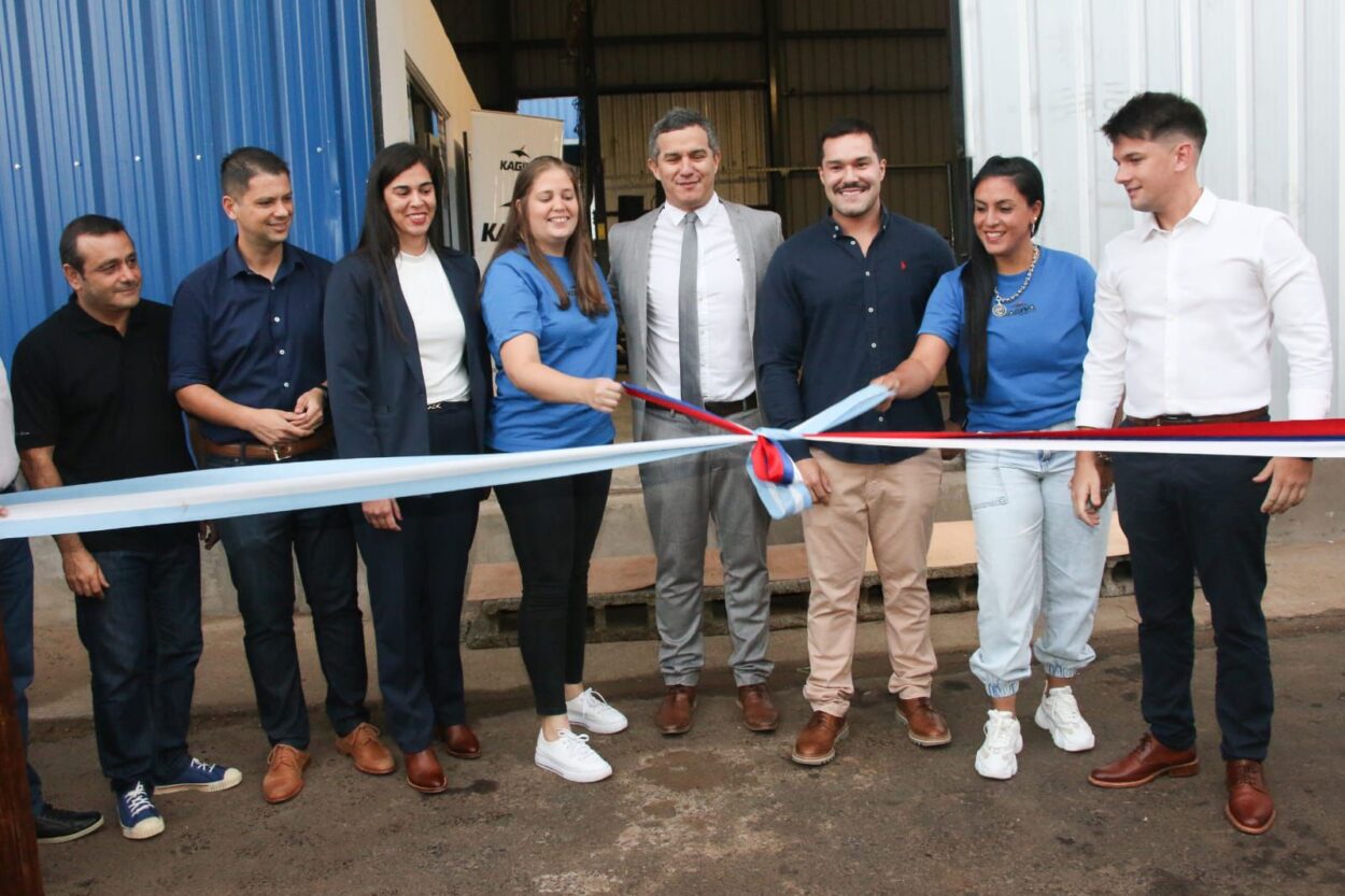 Inauguraron la fábrica de pelotas Kagiva en Posadas, con 30 puestos directos de trabajo y una producción estimada en 50.000 balones mensuales imagen-2