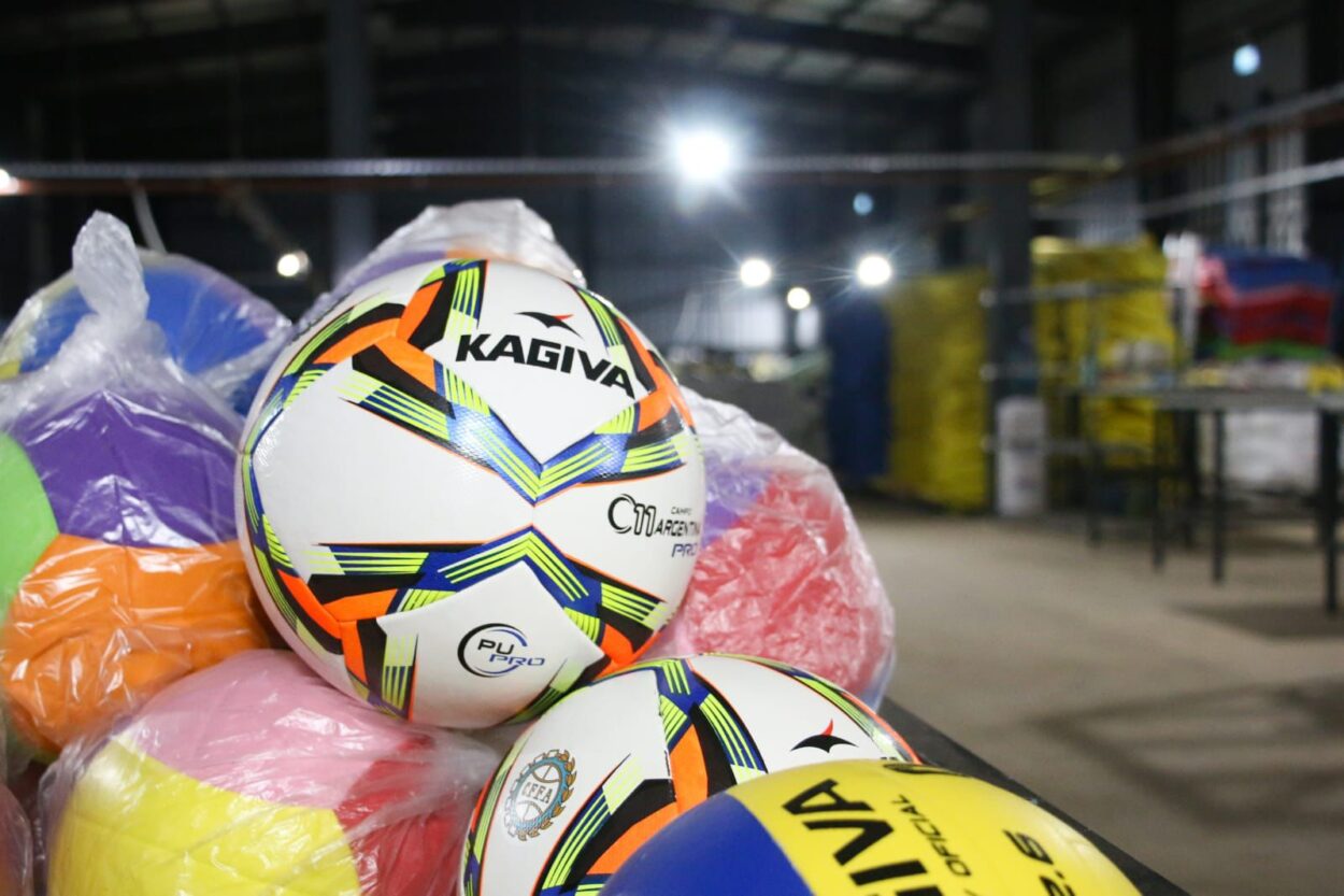 Inauguraron la fábrica de pelotas Kagiva en Posadas, con 30 puestos directos de trabajo y una producción estimada en 50.000 balones mensuales imagen-4