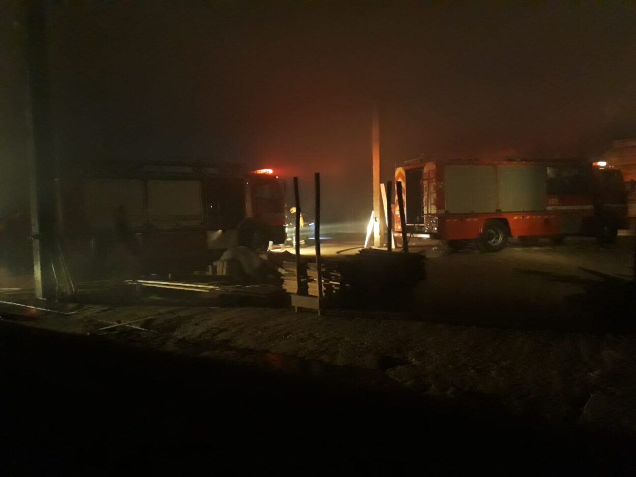 Incendio de un aserradero en Panambí provocó daños materiales, sin personas lesionadas imagen-17