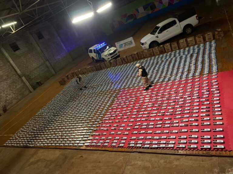 Prefectura incautó un cargamento millonario de cigarrillos imagen-30