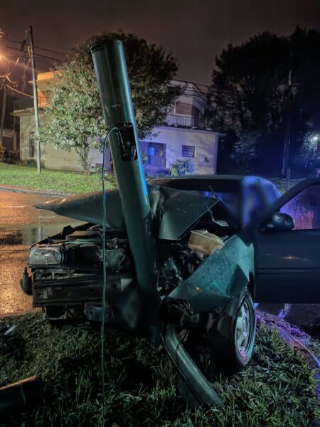Oberá: Automovilista despistó y chocó contra una jirafa de luz sobre la Autovía Juan Pablo II imagen-2
