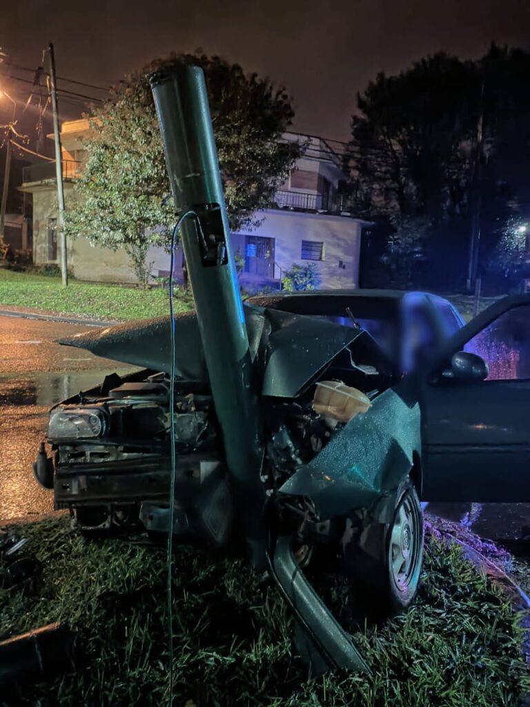 Oberá: Automovilista despistó y chocó contra una jirafa de luz sobre la Autovía Juan Pablo II imagen-48