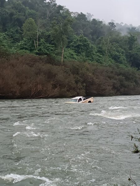 Moconá: guardaparques rescataron a dos personas que habían caído con su camioneta al arroyo Yabotí imagen-3