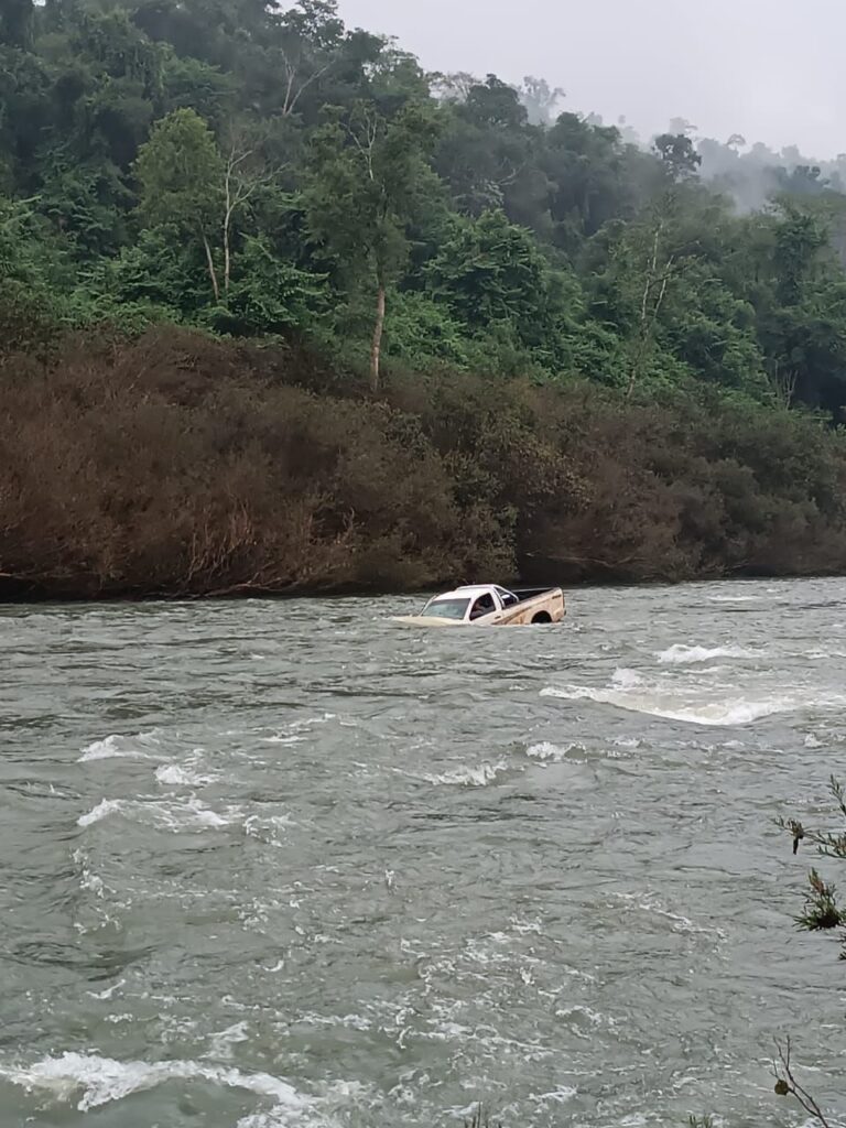 Moconá: guardaparques rescataron a dos personas que habían caído con su camioneta al arroyo Yabotí imagen-45