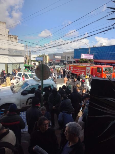 Protesta policial: comerciantes y vecinos de la avenida Uruguay piden "de manera urgente" que se libere al tránsito las veredas y calles en la zona del conflicto imagen-4