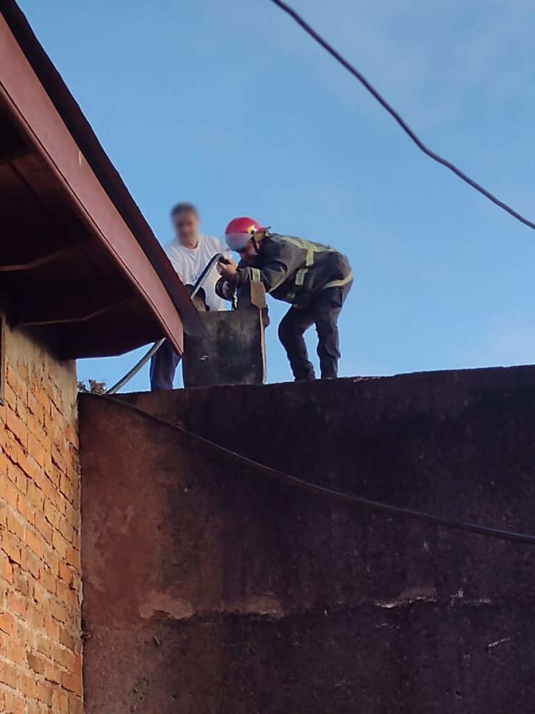 Oberá: Bomberos de la Policía sofocaron principio de incendio en una vivienda imagen-18