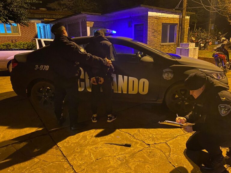 Campo Viera: Policías detuvieron a un hombre que, armado de un machete robado, forcejeaba con su dueño imagen-15