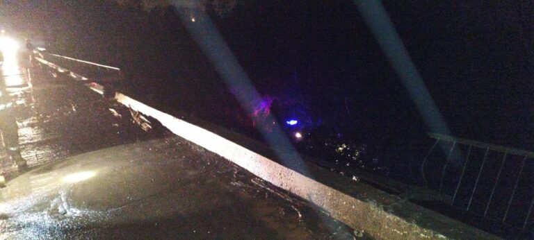 Despistó con el auto sobre la ruta provincial 2 y cayó al vacío desde unos 10 metros imagen-35