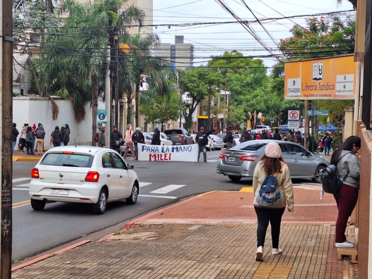 Contra el ajuste de Milei, organizaciones sociales marcharon para reclamar a Nación la entrega de alimentos destinados a comedores y merenderos imagen-11