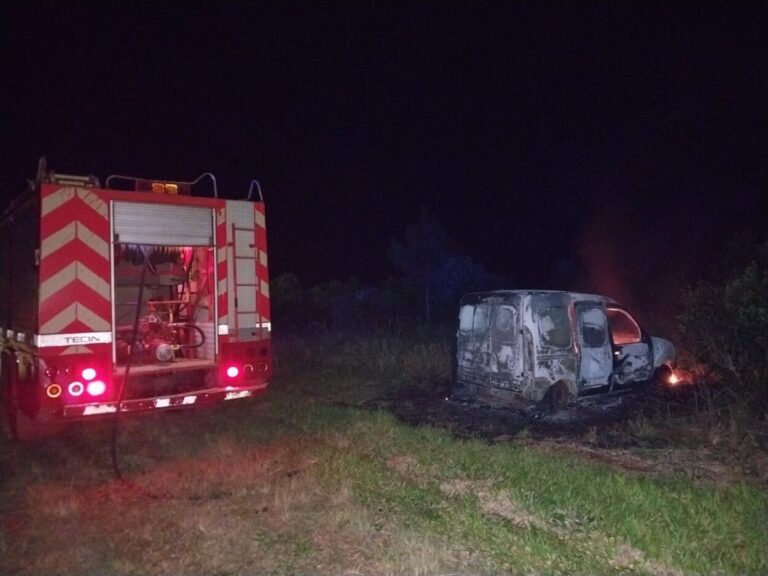Investigan un presunto asalto e incendio de un vehículo en Hipólito Yrigoyen imagen-9