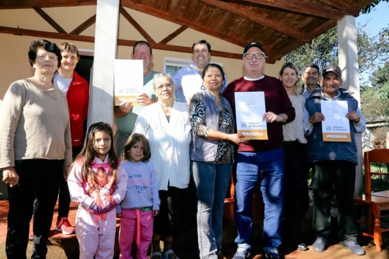 Passalacqua entregó títulos de propiedad en el marco del Programa de Regularización Dominial del Iprodha en Almafuerte imagen-5