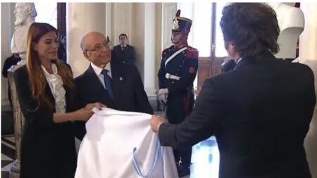 Al inaugurar el busto de Carlos Menem en Casa Rosada, Milei dijo que fue "el mejor Presidente de los últimos 40 años" imagen-2