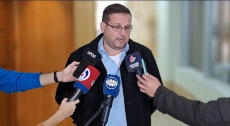 Acusan de "doble moral" por cobrar dos sueldos a legislador que exige la renuncia de funcionario y devolución de dineros "mal habidos" imagen-5