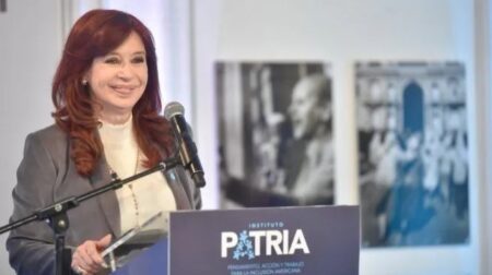 Cristina Kirchner cuestionó el superávit del Gobierno, la ley Bases y le pidió a Javier Milei que "deje de hablar tonterías" imagen-14