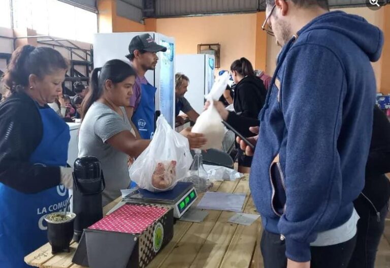 "Los movimientos populares siempre tapamos los agujeros que dejaban los Gobiernos, pero nunca vimos uno tan inhumano como el de Milei", observan imagen-48