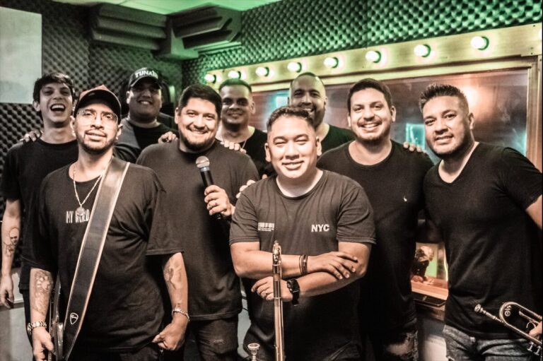 Micol y Tunami se suben al escenario de “Al caer el sol” en Playa El Brete imagen-27