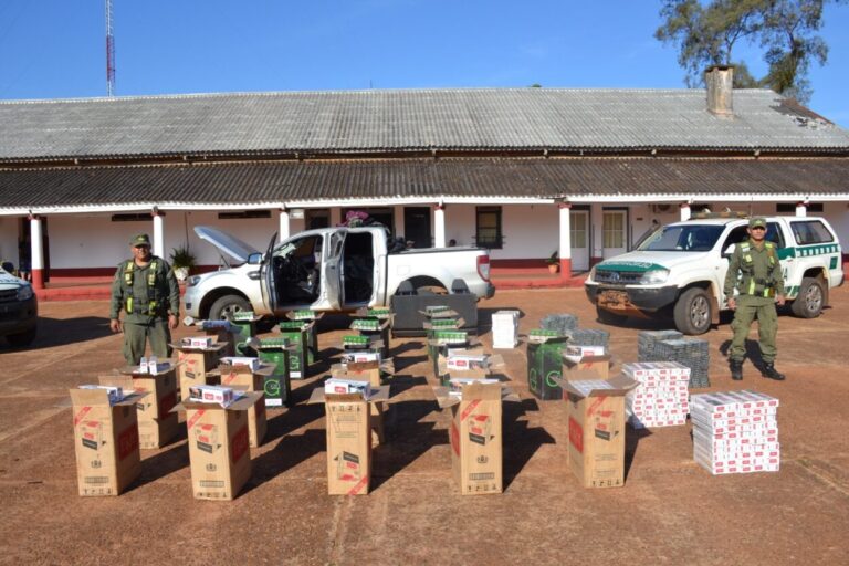 Gendarmes detuvieron a dos personas que intentaron huir con cargamento de cigarrillos en una camioneta imagen-11
