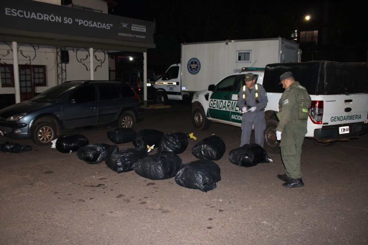 En la ruta y en el monte: Gendarmería detuvo a dos mujeres y secuestró 137 kilos de marihuana y 8 kilos de cocaína imagen-2