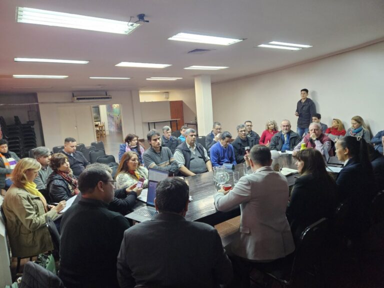 El Gobierno de Misiones y los seis gremios docentes acordaron una suba salarial, que es la cuarta en cinco meses imagen-38