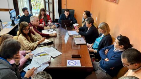 El Gobierno provincial sigue en «diálogo permanente» con todo el sector docente «para brindar la mejor solución» El Gobierno provincial sigue en "diálogo permanente" con todo el sector docente "para brindar la mejor solución" imagen-6