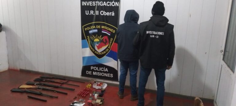 Ofrecía un arma robada en las redes sociales y fue detenido: tenía un arsenal en su casa imagen-23