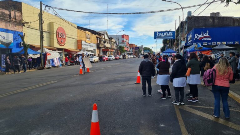 La Justicia ordenó desalojar el acampe docente sobre la avenida Uruguay y manifestantes se replegaron a las veredas imagen-35