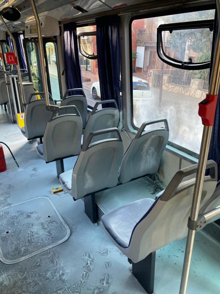 Adulto mayor intentó fumar dentro de un colectivo y quemó las cortinas de la unidad, no hubo heridos imagen-50