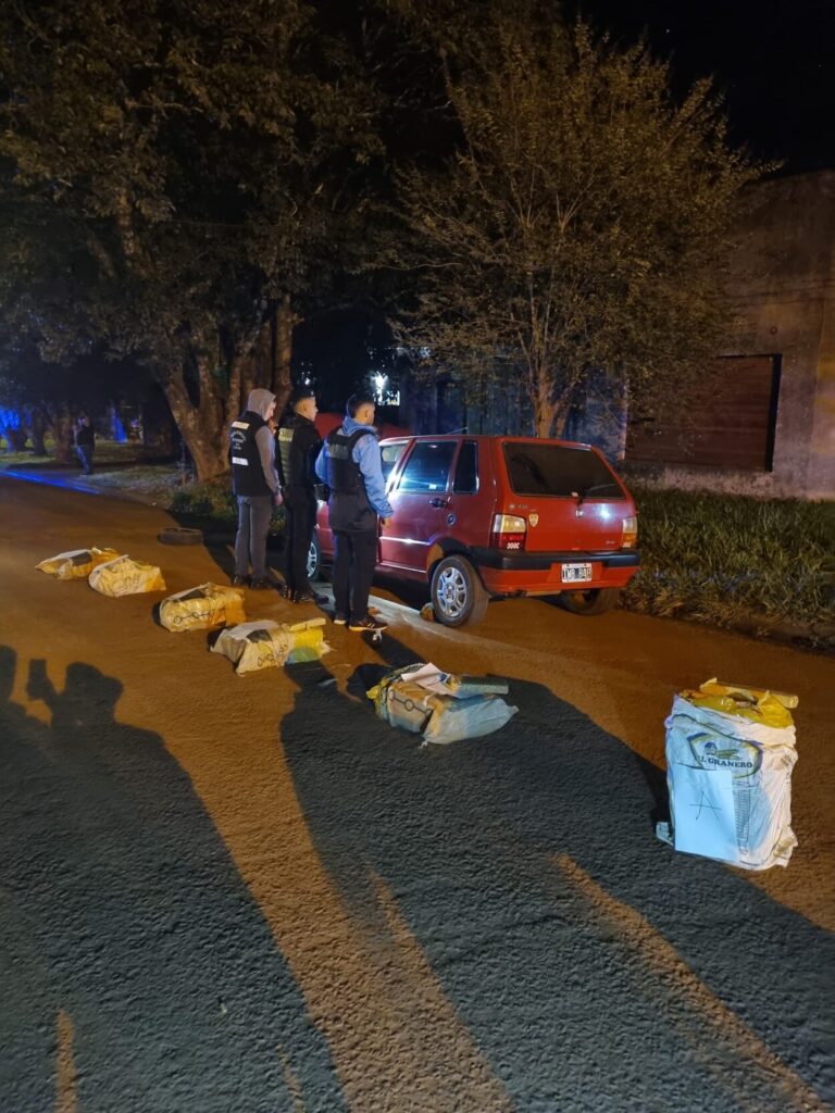 Trasladaban 125 kilos de droga y atacaron a tiros a policías en un control: hay 5 detenidos imagen-44