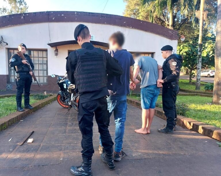 Oberá: dos hermanos fueron detenidos por sustraer dinero de un vehículo, uno de ellos era buscado por la justicia por un delito anterior imagen-33